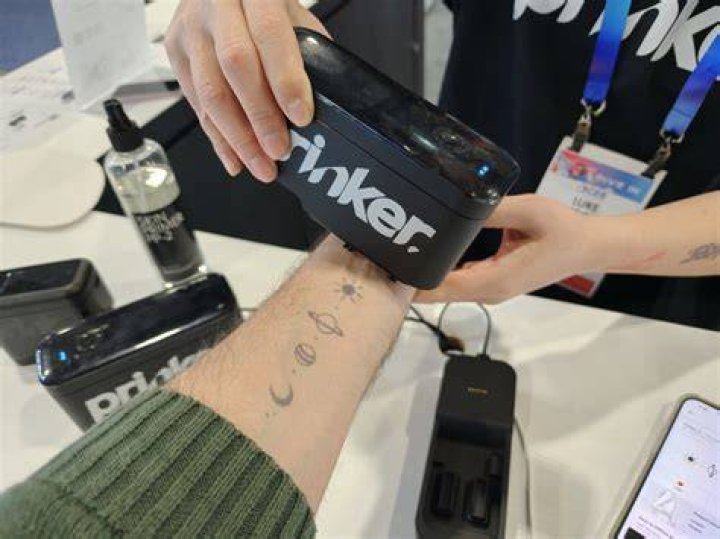 Drakes tatueringsmiss tatuerar "MISKEEN" i ansiktet Dopest
