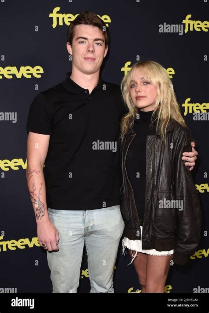 Eamonn Welliver et Cora Welliver marchent sur le tapis rouge lors de la