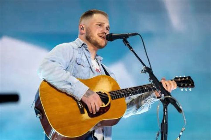 El cantante de country Zach Bryan se separa de su novia Deb Peifer