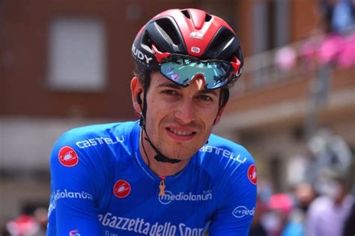El ciclista suizo Gino Mäder muere a los 26 años tras la terrorífica