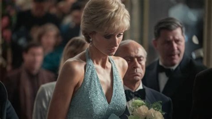 Elizabeth Debicki shows Princess Diana in mom mode during the filming