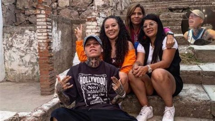Ellas son las hermanas y mam&aacute; de Santa Fe Klan; las presenta por