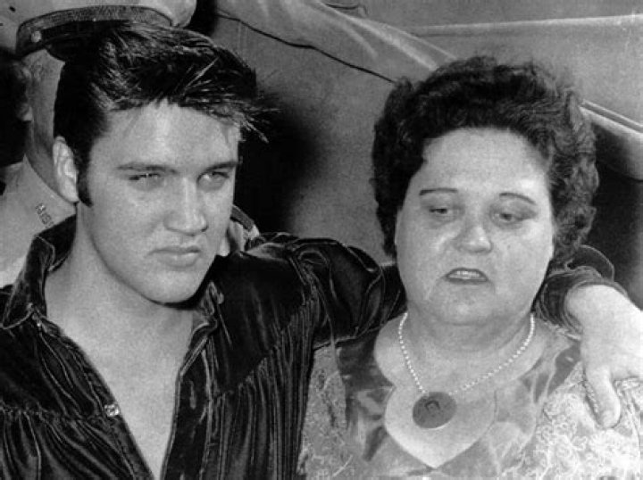 Elvis and his Mother Elvis presley photos, Young elvis, Elvis presley