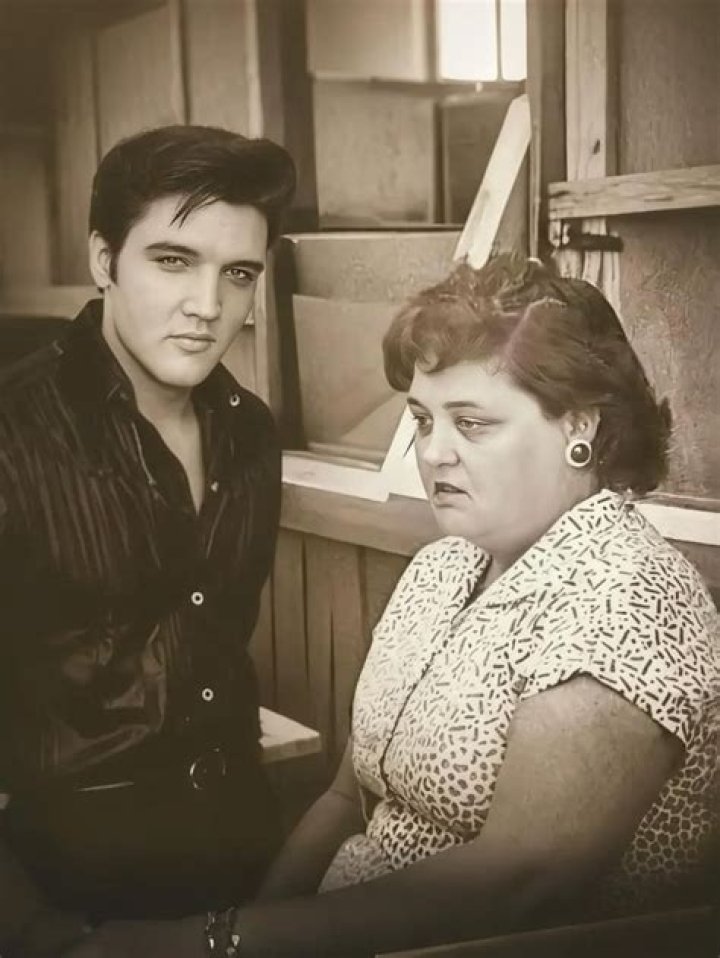 Elvis with his mom Elvis presley pictures, Elvis presley, Elvis