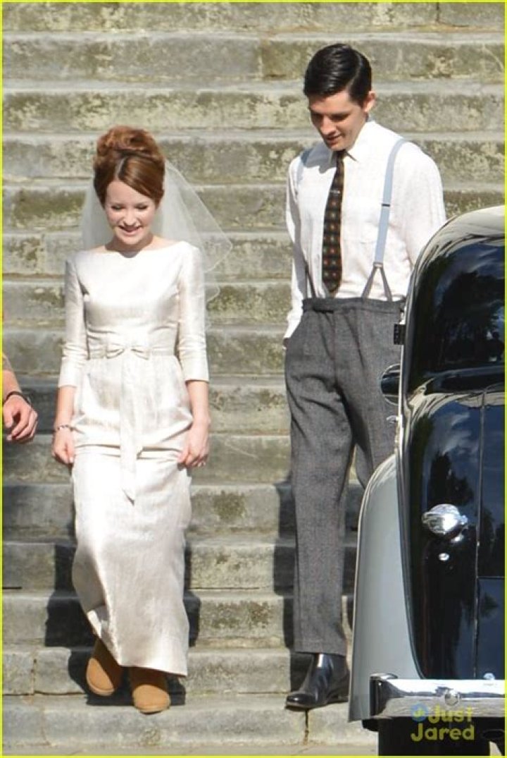 Emily Browning Makes a Beautiful Bride for Tom Hardy! Photo 685524