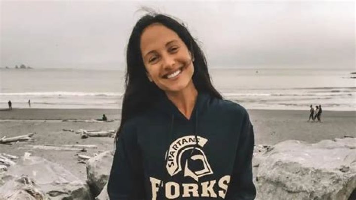 Emily Compagno With No Makeup Is Flawless As Ever