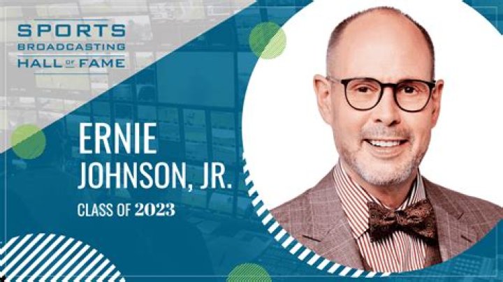 Ernie Johnson gives his Sports Emmy to Stuart Scott's family