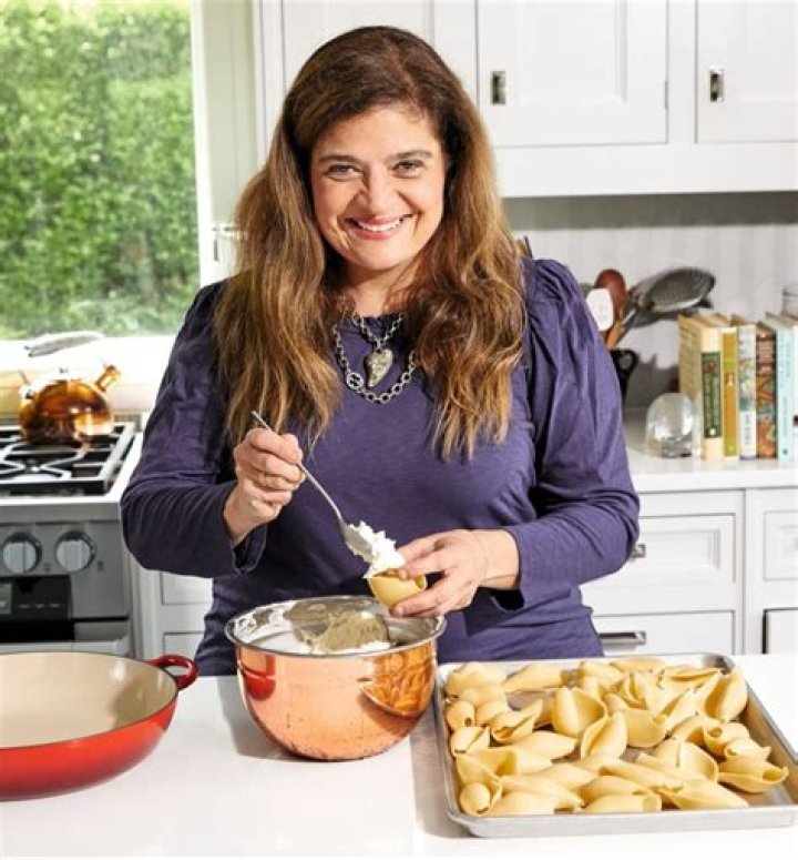 Food Network star Alex Guarnaschelli announces her engagement to
