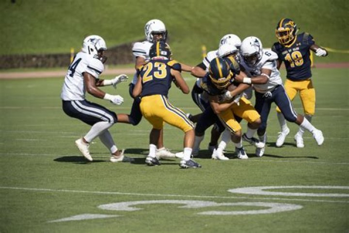 Football Team Scores Win Over Kamehameha Punahou School