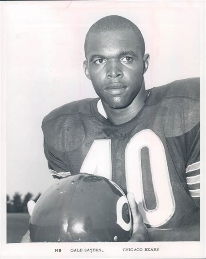 Gale Sayers, the Hall of Fame running back from Omaha, dies at 77