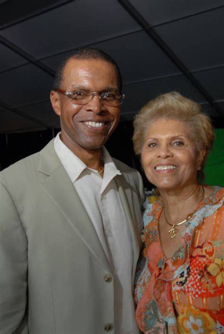 Gale Sayers, wife sell Chicago condo 15 Minute News