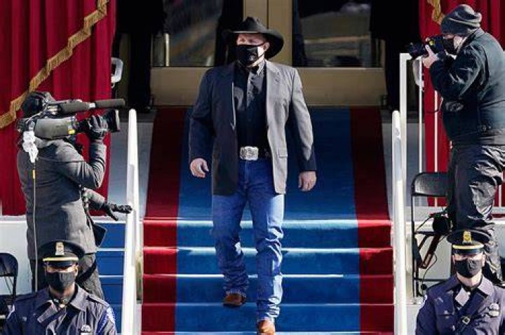 Garth Brooks Tested Negative For COVID Before Hugging Former Presidents