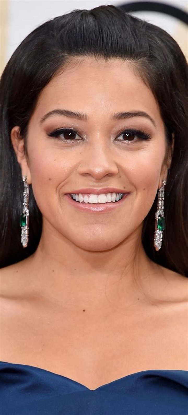 Gina Rodriguez Golden Globes 2016 Hair makeup, Red carpet makeup