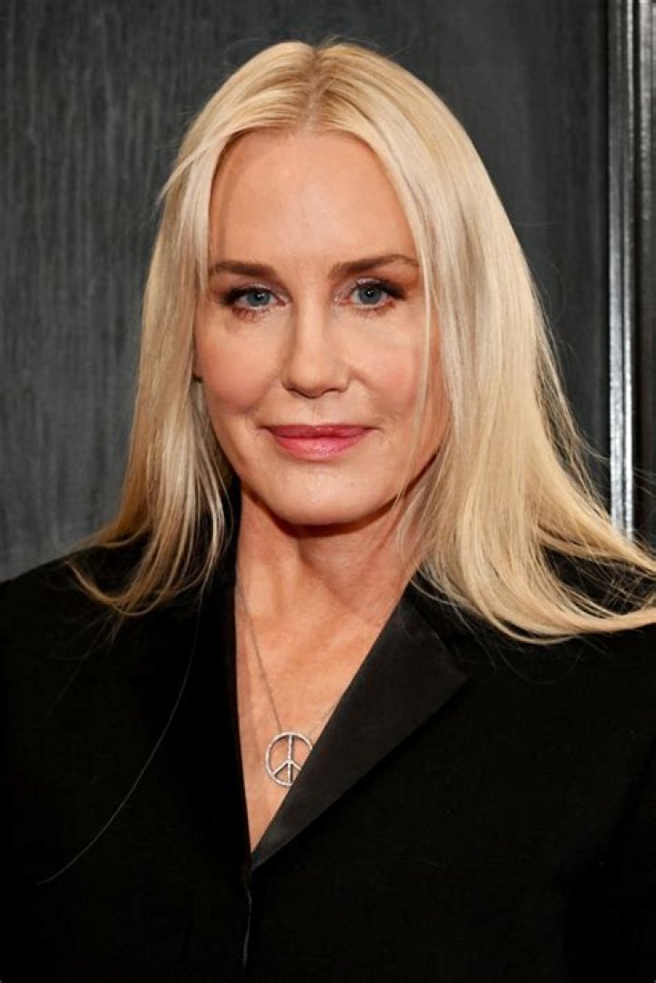 Grammy 2023 Daryl Hannah faz rara apari&ccedil;&atilde;o no red carpet