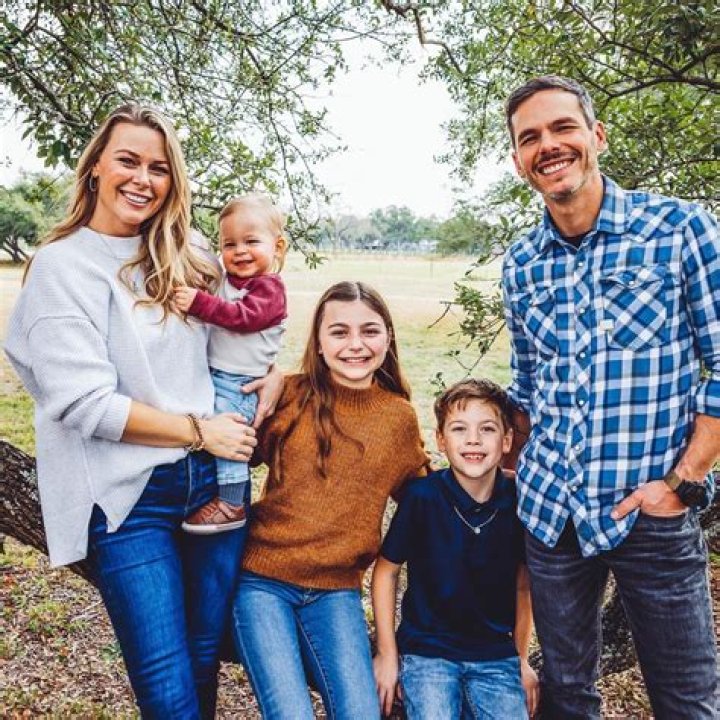 Granger Smith Bio, Family, Career, Wife, Net Worth, Measurements