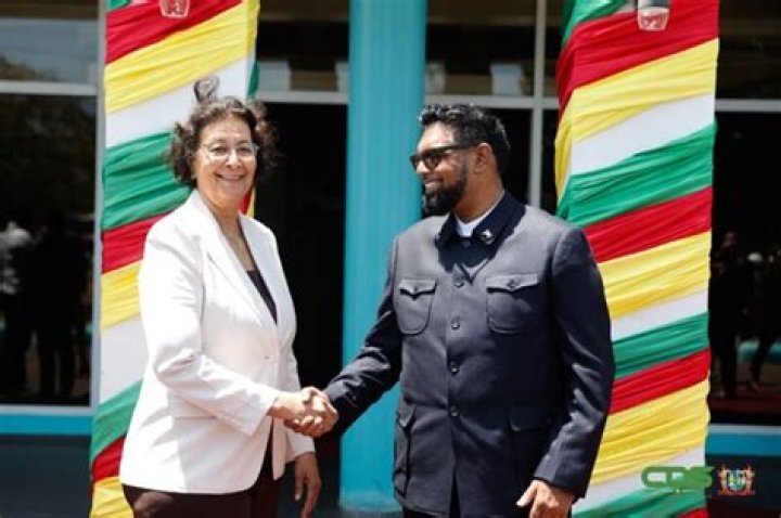 Guyanese president Irfaan Ali in Suriname gearriveerd voor viering 45