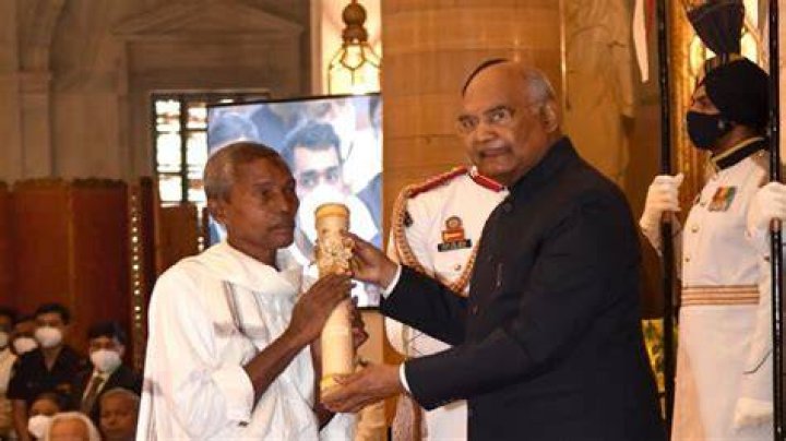 Harekala Hajabba The humble story of a fruit seller who was awarded