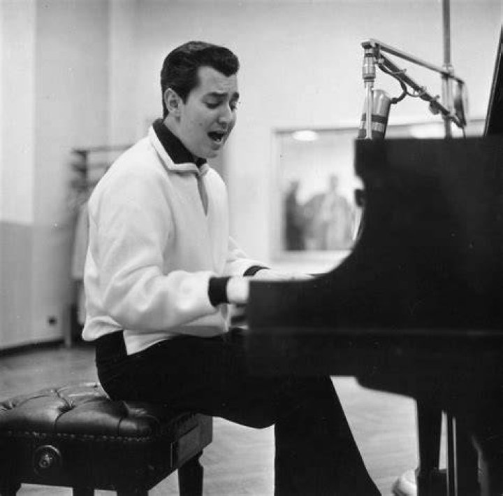 Is Neil Sedaka Gay After Being Married and Having 2 Kids?