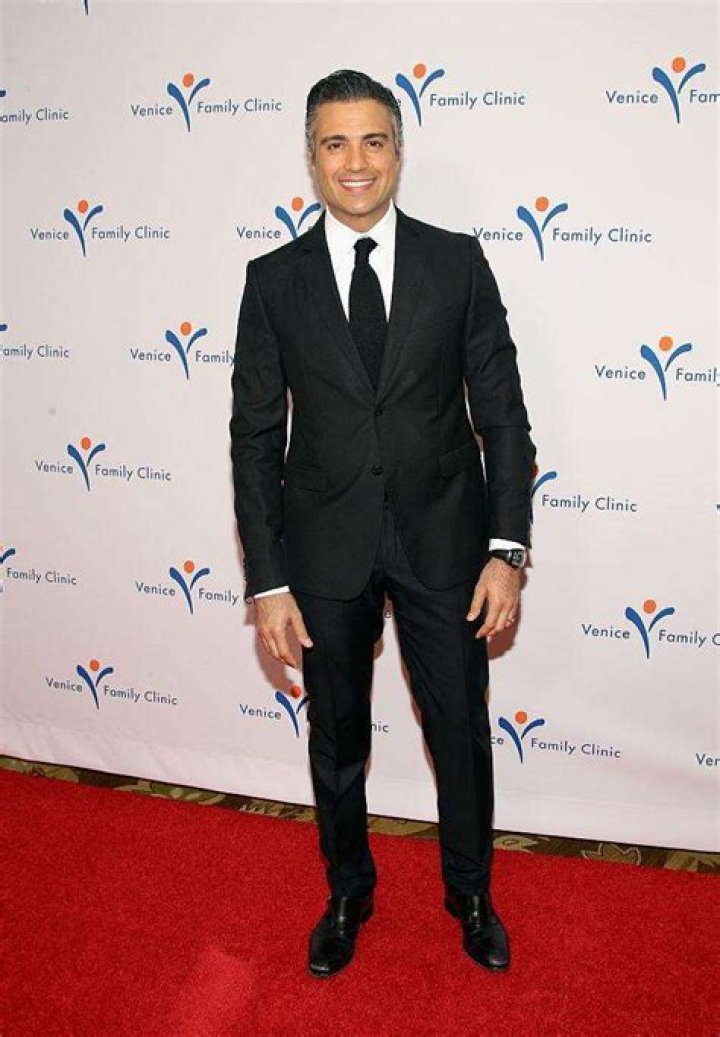Jaime Camil Birthday, Real Name, Age, Weight, Height, Family, Facts