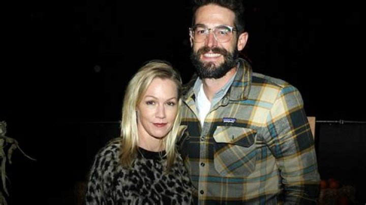 Jennie Garth & Fianc&eacute; Share a Kiss During PDAFilled Golf Date E