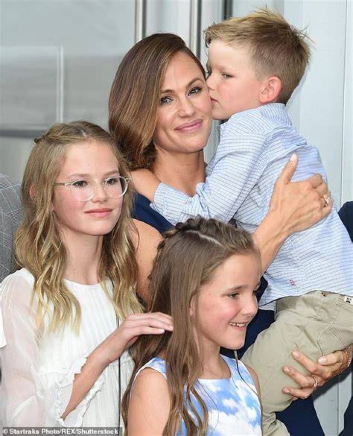 Jennifer Garner, 45, looks just like her older sister Melissa