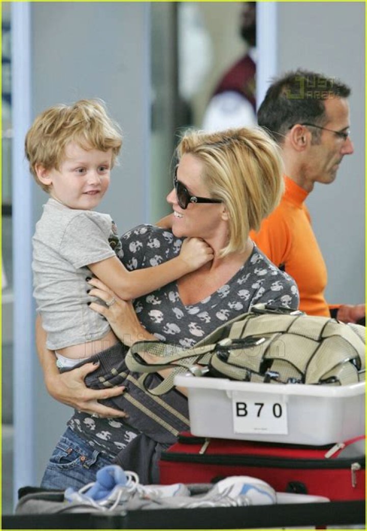 Jenny Jets Off with Son Evan Photo 435251 Photos Just Jared