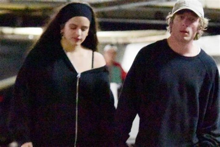 Jeremy Allen White Holds Hands with Singer Rosal&iacute;a amid His Divorce