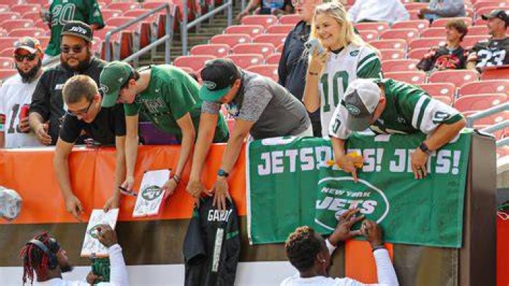 Jets Fans Are Applauding "Dawg" Zach Wilson For Sleeping With His Mom's