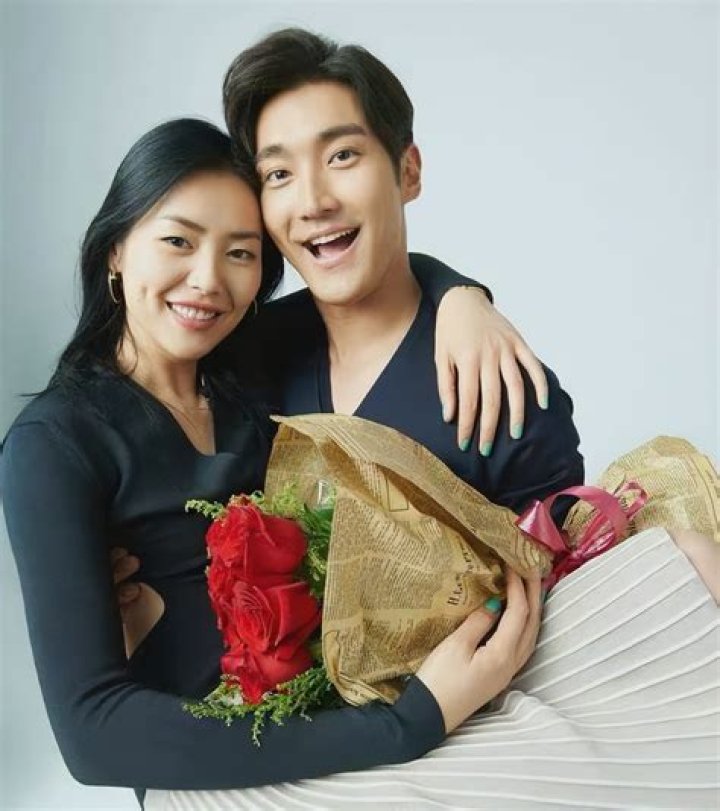 Jing Boran and Liu Wen Papped Again This Time Whilst Out Shopping in