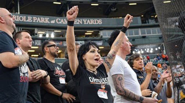 Joan Jett calls scoring play, photobombs Baltimore Orioles