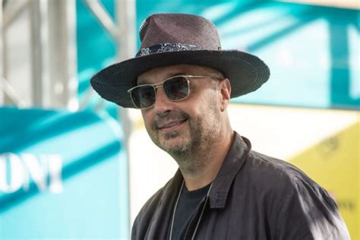 Joe Bastianich, chi &egrave; la donna che abbraccia? Non &egrave; sua moglie