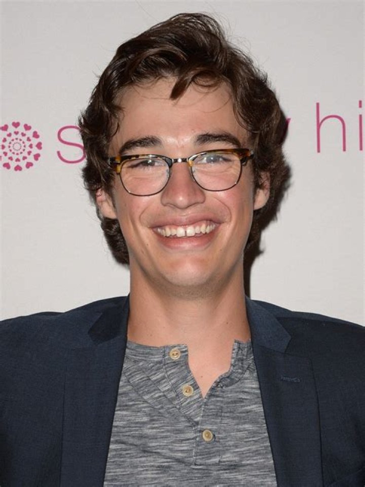 Joey Bragg's Age, Girlfriend, Siblings, Career, Instagram, Parents