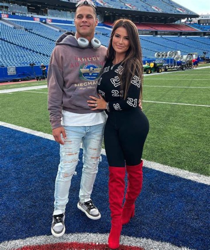 Jordan Poyer’s wife, Rachel Bush, parties in London before Bills game