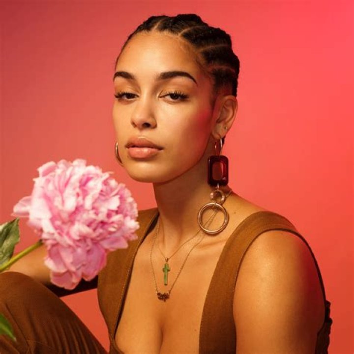 Jorja Smith &eacute; a nova confirma&ccedil;&atilde;o para o NOS ALIVE R&aacute;dio Oxig&eacute;nio