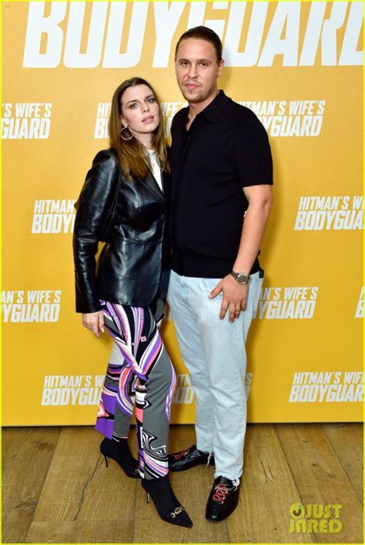 Julia Fox Publicly Apologizes to Her Ex for Calling Him a 'Deadbeat