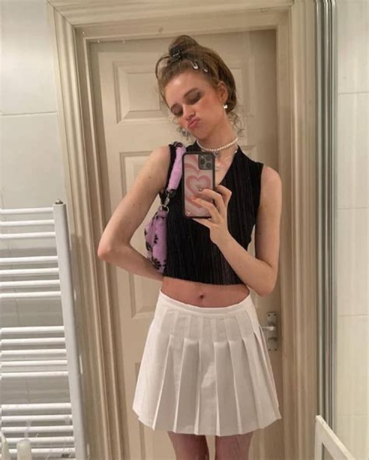 Julia Gisella auf Instagram &bdquo;Hi it&rsquo;s me and my new art studio☺️and a
