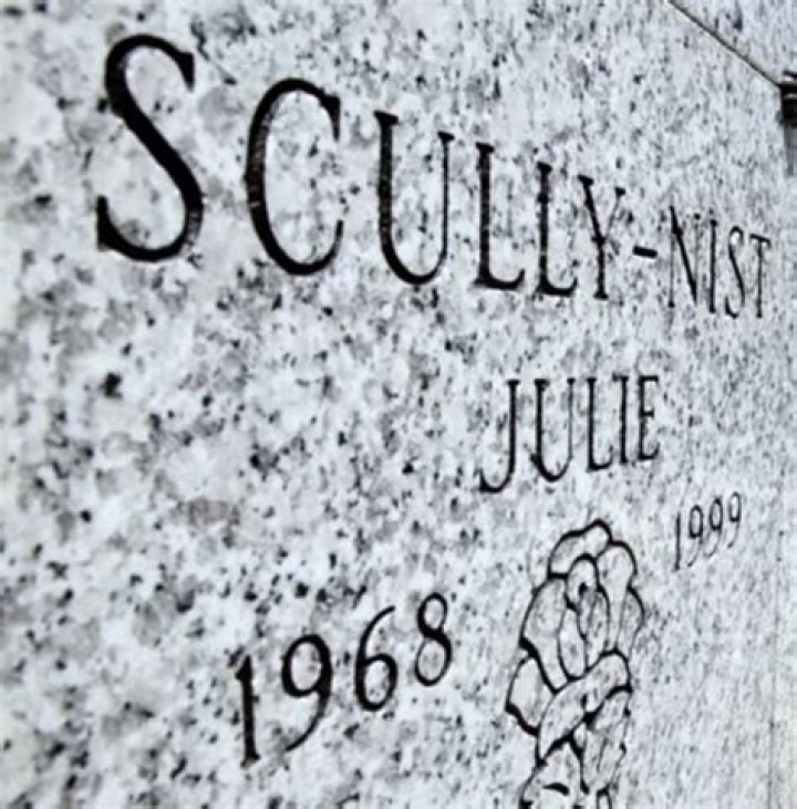 Julie Scully Grave