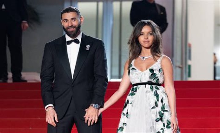 Karim Benzema entouré de sa femme et de son ex, la JLC family menacée