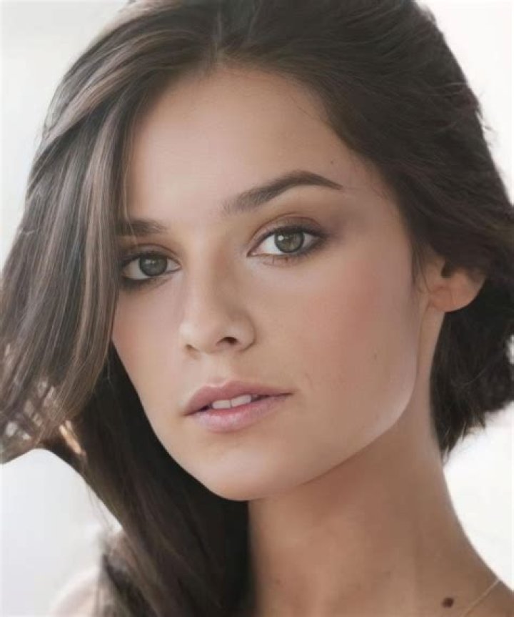Katy Louise Saunders l&agrave; ai? Tiểu sử bạn g&aacute;i tin đồn của Song Joong Ki