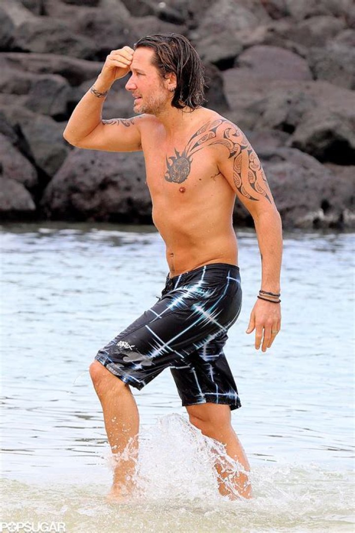 Keith Urban Shirtless in Hawaii Pictures POPSUGAR Celebrity