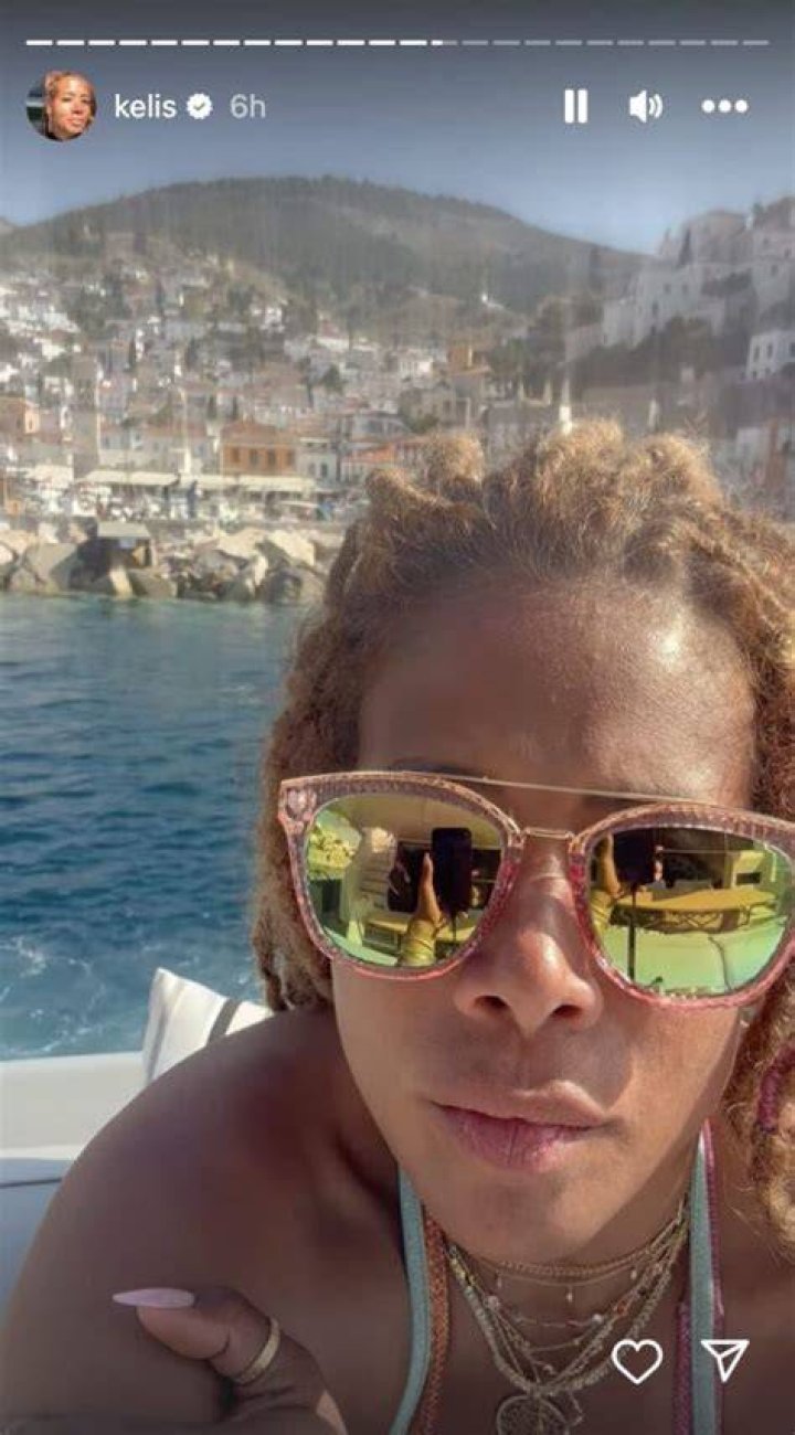 Kelis flaunts body in a bikini amid rumored Bill Murray romance