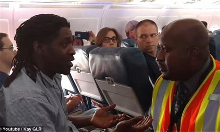 Kima Hamilton Delta idiot passenger thrown off for using bathroom