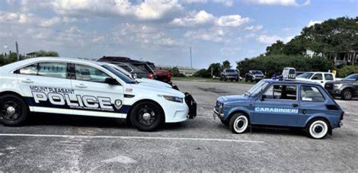 Kolejny Fiat 126p na Bring a Trailer. Ten egzemplarz udaje radiow&oacute;z