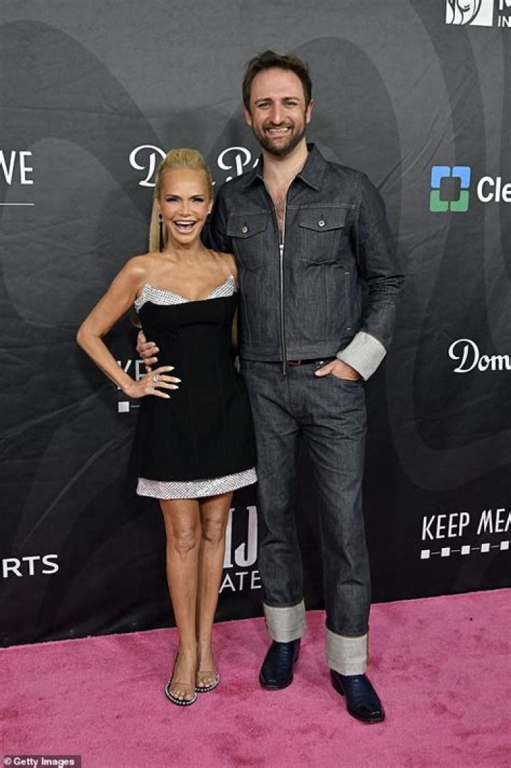 Kristin Chenoweth Height, Workout and Body measurements
