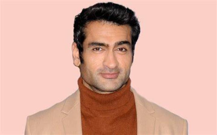 Kumail Nanjiani Height, Age, Girlfriend, Wife, Family, Biography & More