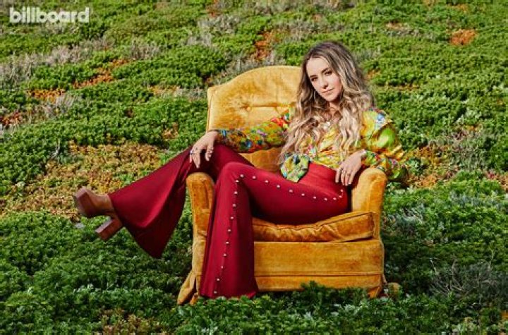 Lainey Wilson Tops Emerging Artists Chart Billboard