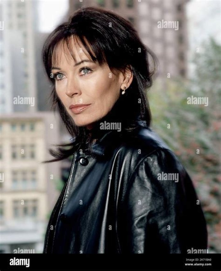 LesleyAnne Down Net Worth, spouse, young children, awards, movies