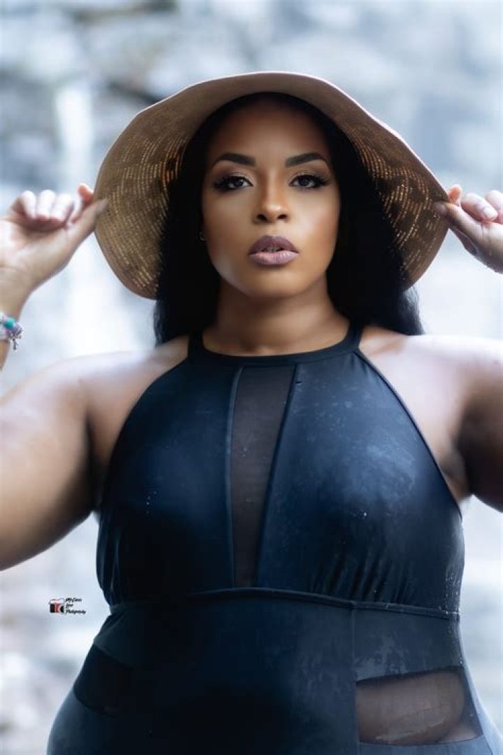 Lisa Riddle (tHiCk_N_sExY) Twitter