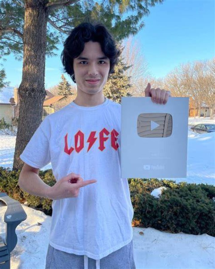 Lofe (YouTuber) Age, Height, Wiki, Bio, Net Worth, Girlfriend Starsgab
