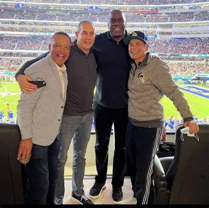 Look how long Shaqs arm is! r/HolUp
